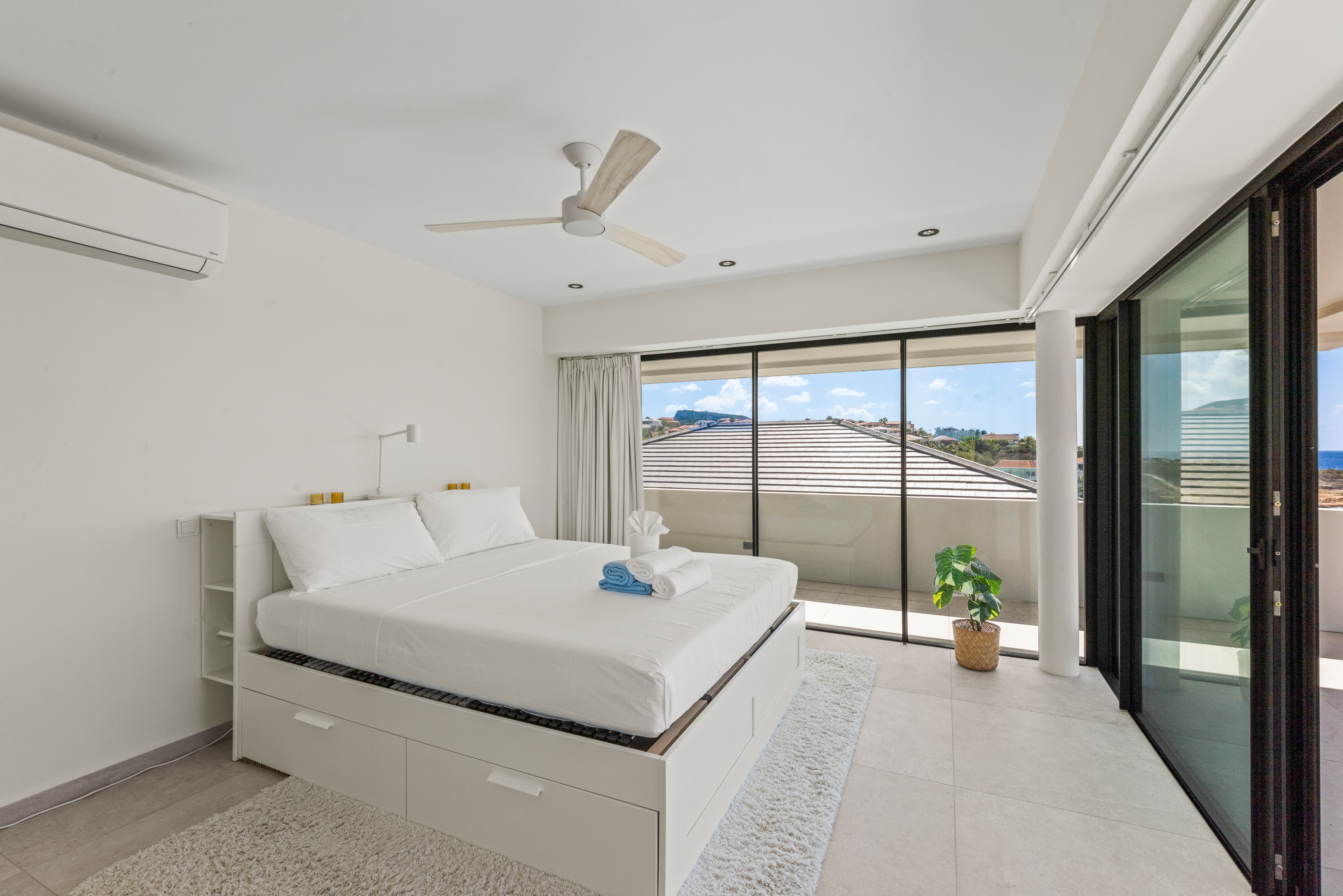 master bedroom with airco