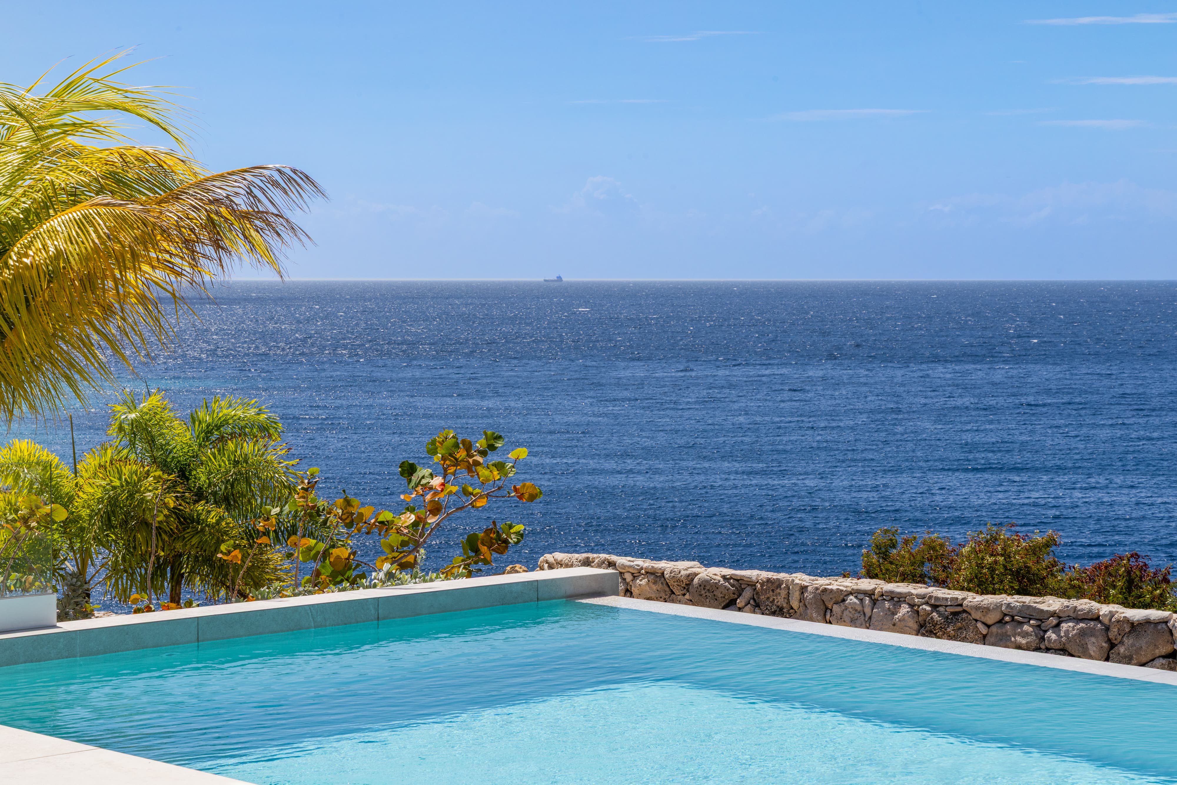 Holland House - Blue Bay - on a cliff with a phenomenal sea view